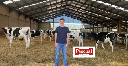 Ganadero en granja de vacas lecheras de Pascual