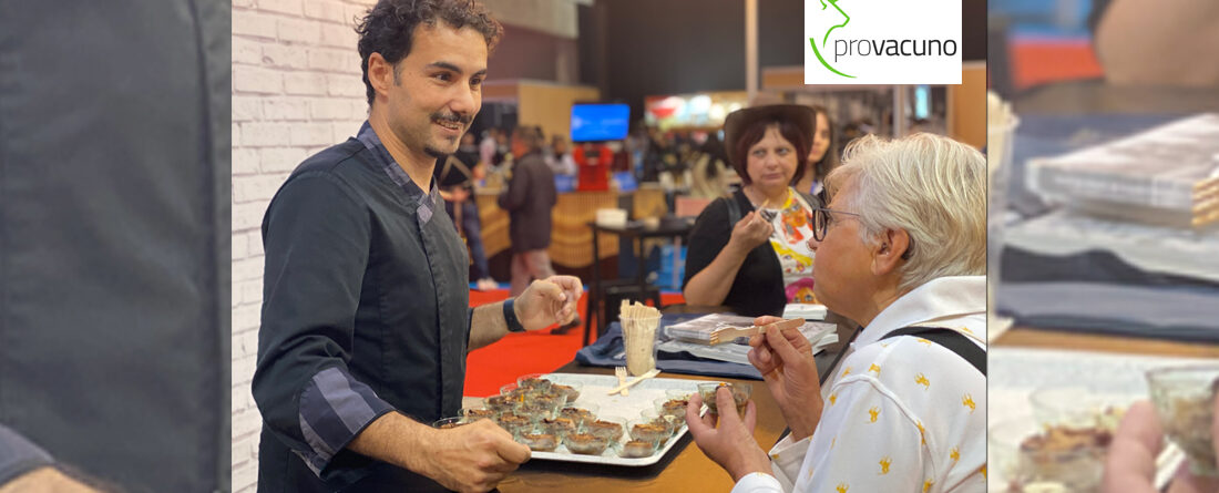 El chef André Arzúa da a degustar carne de vacuno en el stand de la interprofesional durante la feria Semana Verde de Galicia